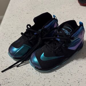 Nike Sixe 8C Athletic Shoes